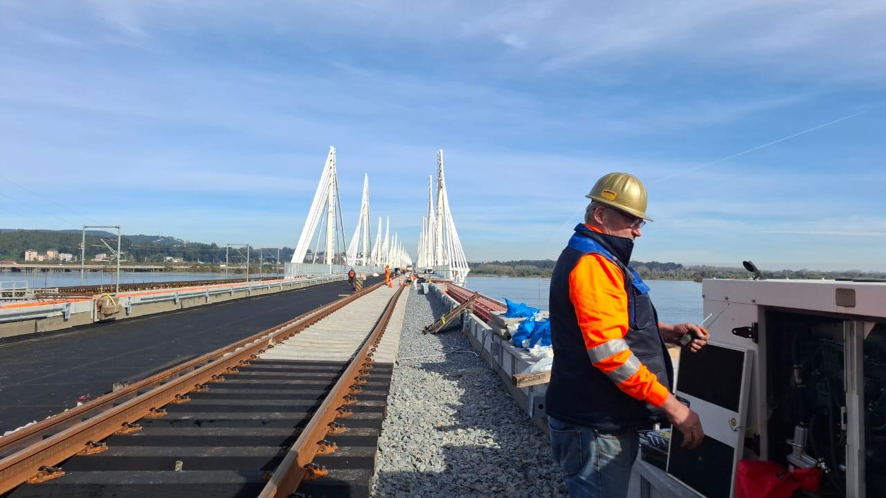 tecnico realizando mantencion de generador electrico en terreno